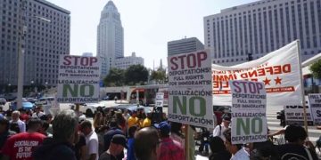 Protest in Los Angeles: लॉस एंजेलिस में जबरदस्त बवाल…पुलिस पर प्रर्दशनकारियों ने किया हमला, ट्रंप की प्रदर्शनकारियों को चेतावनी