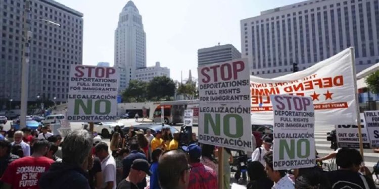 Protest in Los Angeles: लॉस एंजेलिस में जबरदस्त बवाल…पुलिस पर प्रर्दशनकारियों ने किया हमला, ट्रंप की प्रदर्शनकारियों को चेतावनी