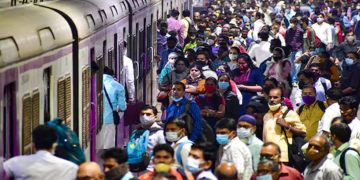 Pushpak Express Train Accident : कल्याण स्टेशन पास हुआ बड़ा हादसा, लोकल ट्रेन से गिरे 10-12 यात्री, 5 की मौत