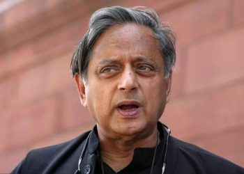 Shashi Tharoor: शशि थरूर ने राहुल गांधी के सरेंडर वाले बयान पर कांग्रेस को सुनाई खरी-खरी, बोले “ऐसे सवाल क्यों उठ रहे हैं…”