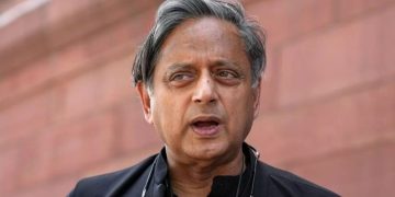 Shashi Tharoor: शशि थरूर ने राहुल गांधी के सरेंडर वाले बयान पर कांग्रेस को सुनाई खरी-खरी, बोले “ऐसे सवाल क्यों उठ रहे हैं…”