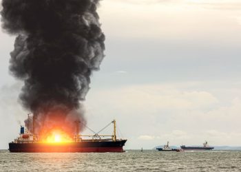 Singapore-Flagged Ship: समुद्र की लहरों के बीच शिप में धमाका, आसमान में छाया धुंआ…सिंगापुर के जाहज में लगी भीषण आग