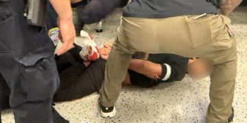 Indian Student Torture: हथकड़ी डाल जमीन पर पटका-घसीटा…अमेरिका में भारतीय छात्र के साथ हुई दरिंदगी