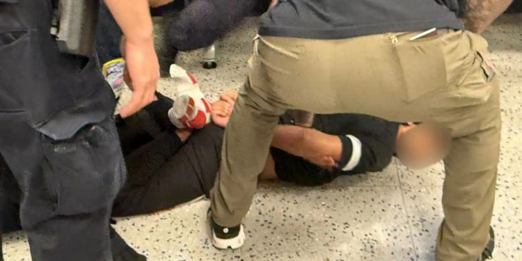 Indian Student Torture: हथकड़ी डाल जमीन पर पटका-घसीटा…अमेरिका में भारतीय छात्र के साथ हुई दरिंदगी