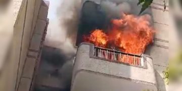 Dwarka Fire: धुआं-धुआं हुआ पूरा आसमान…द्वारका के अपार्टमेंट में लगी भीषण आग, पिता ने दो बच्चों के साथ लगाई छलांग तीनों की मौत