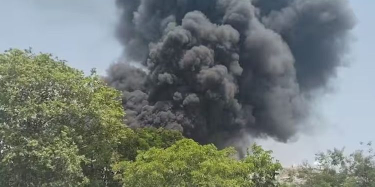 Gujarat : अहमदाबाद में हुआ बड़ा विमान हादसा, एअर इंडिया का प्लेन क्रैश…खतरे में 242 यात्रियों की जान