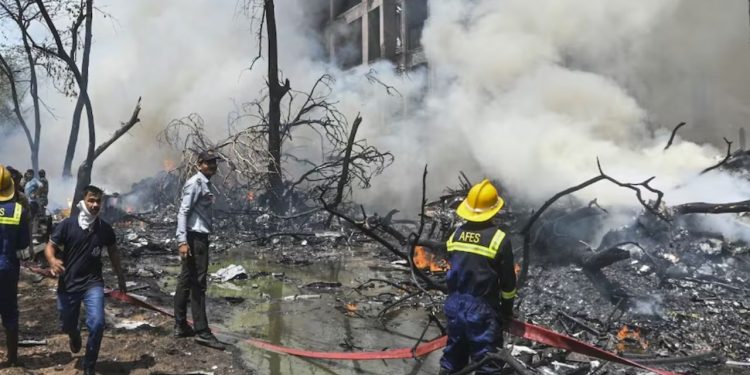 Ahmedabad Plane Crash : हादसे वाली जगह पहुंचे पीएम मोदी, क्रैश साइट का ले रहे जायजा