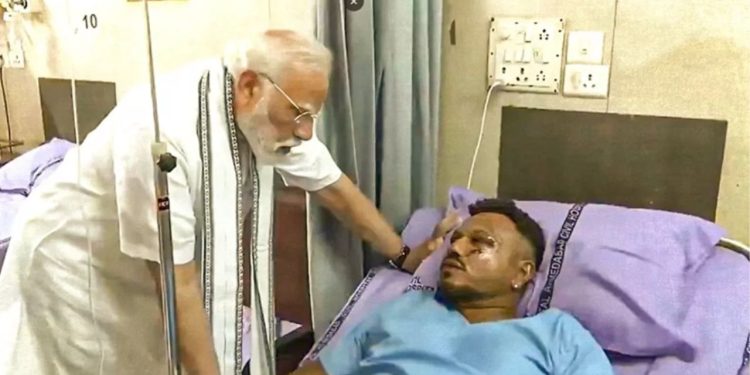 Air India Plane Crash: जाको राखे साइयां…मौत के मुंह से निकलर आए रमेश विश्वास, PM मोदी ने की पीड़ुुित से मुलाकात