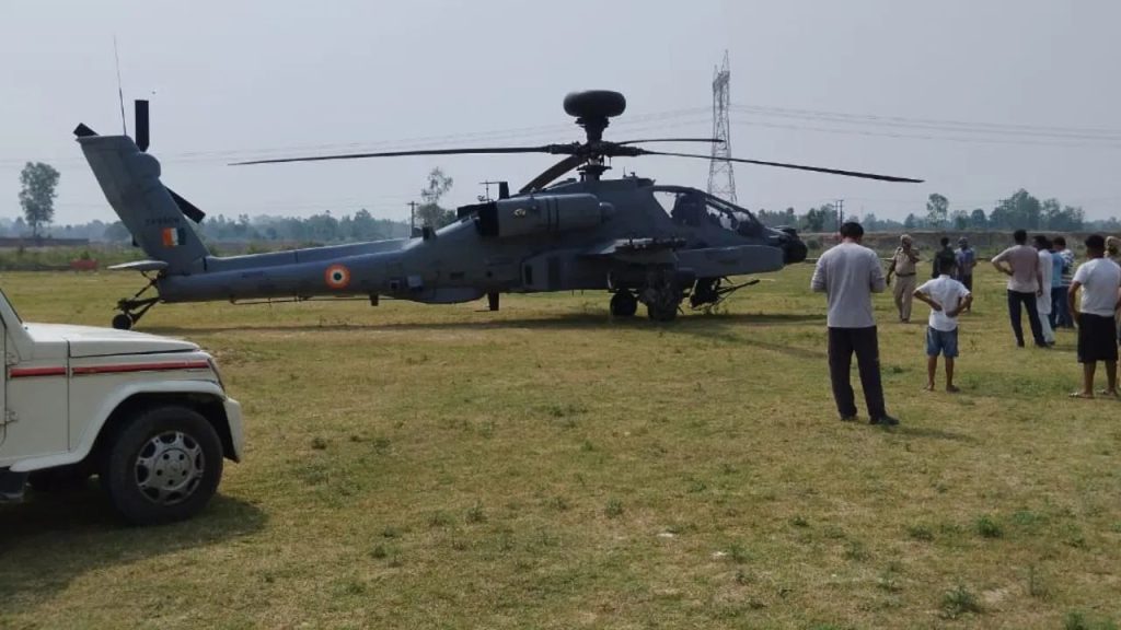 Helicopter Emergency Landing : अपाचे हेलीकॉप्टर की इमरजेंसी लैंडिंग, पठानकोट एयरबेस से भरी थी उड़ान