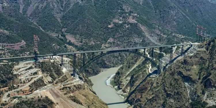 PM Modi Jammu-Kashmir : चिनाब ब्रिज पर पहुंचे प्रधानमंत्री मोदी, दुनिया के सबसे बड़े ब्रिज का करेंगे उद्घाटन