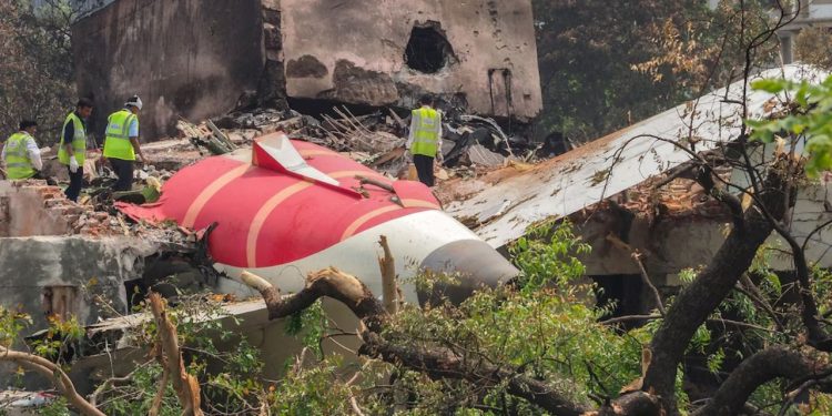 Ahmedabad Plane Crash : एयर इंडिया विमान हादसे की होगी जांच, सरकार ने किया हाई लेवल कमेटी का गठन