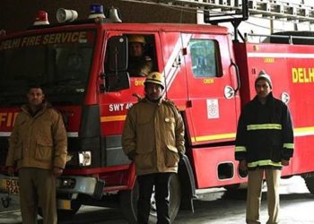 Delhi Fire: सीसीएस भवन में लगी भीषण आग, फायर ब्रिगेड की 13 गाड़ियां मौके पर