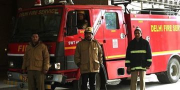 Delhi Fire: सीसीएस भवन में लगी भीषण आग, फायर ब्रिगेड की 13 गाड़ियां मौके पर