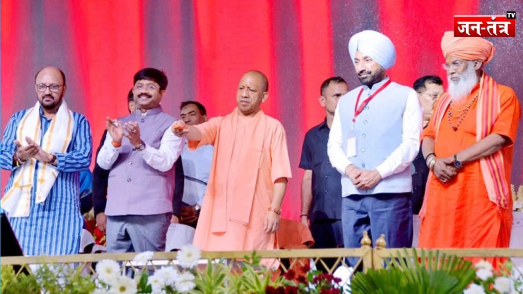 Uttar Pradesh News : सीएम योगी आदित्यनाथ ने देश की पहली AI बेस्ड यूनिवर्सिटी का किया उद्घाटन, पढ़ें पूरी रिपोर्ट