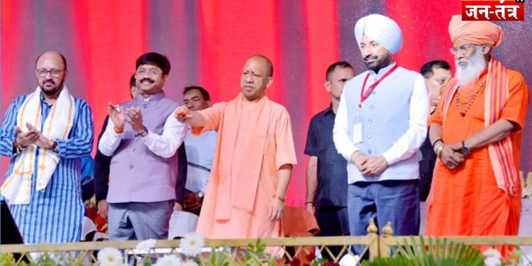 Uttar Pradesh News : सीएम योगी आदित्यनाथ ने देश की पहली AI बेस्ड यूनिवर्सिटी का किया उद्घाटन, पढ़ें पूरी रिपोर्ट