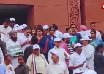 राहुल गांधी के नेतृत्व में विपक्ष का हल्ला बोल: SIR और वोट चोरी के खिलाफ संसद से EC तक मार्च