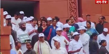राहुल गांधी के नेतृत्व में विपक्ष का हल्ला बोल: SIR और वोट चोरी के खिलाफ संसद से EC तक मार्च