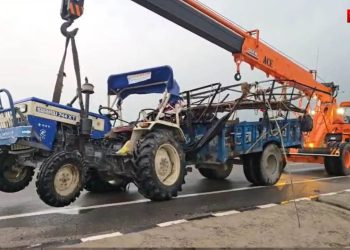 ट्रैक्टर और कंटेनर की टक्कर