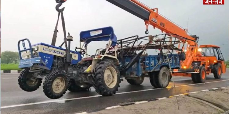 ट्रैक्टर और कंटेनर की टक्कर