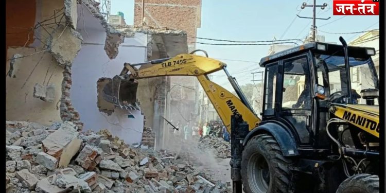 संभल में मस्जिद पर चला बुलडोजर !