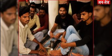 शर्मनाक ! कुशवाह समाज के लड़के को ब्राह्मण का पैर धोकर पीना पड़ा !