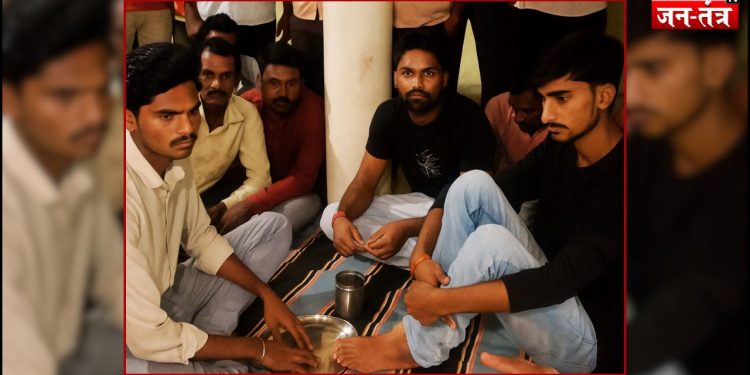 शर्मनाक ! कुशवाह समाज के लड़के को ब्राह्मण का पैर धोकर पीना पड़ा !