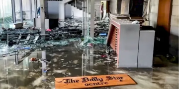 बांग्लादेश में मीडिया हाउस पर हमला: पत्रकारों की जान पर बन आई, छत पर छिपकर बचाई जान