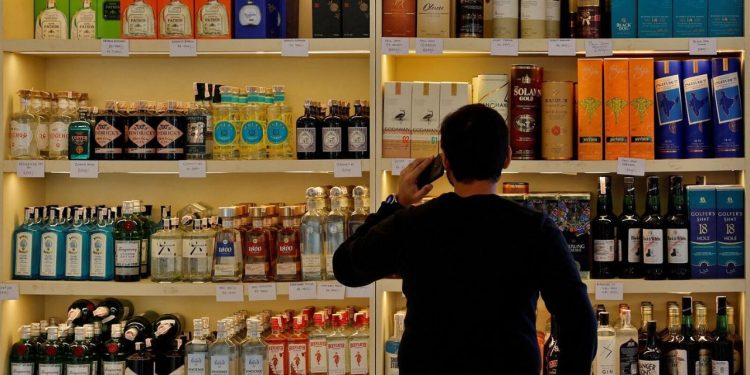 एनसीआर में न्यू ईयर सेलिब्रेशन के लिए नई गाइडलाइंस जारी, नोएडा में शराब दुकानों का समय तय