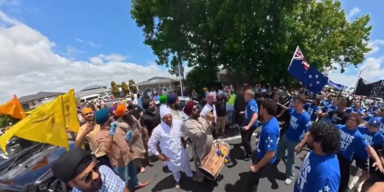 न्यूजीलैंड में सिख नगर कीर्तन पर विवाद: ‘यह न्यूजीलैंड है, भारत नहीं’ का बैनर और हाका प्रदर्शन!