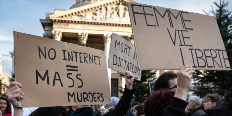 ईरान में इंटरनेट शटडाउन का 10वां दिन: फोन-मैसेज भी ठप, बीबीसी रिपोर्ट – ‘extreme digital isolation’ की आशंका!