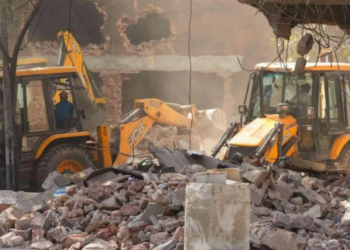 दिल्ली: तुर्कमान गेट में फैज-ए-इलाही मस्जिद के पास MCD की बुलडोजर कार्रवाई, पथराव में 5 पुलिसकर्मी घायल!