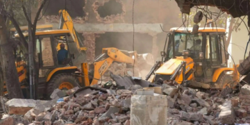 दिल्ली: तुर्कमान गेट में फैज-ए-इलाही मस्जिद के पास MCD की बुलडोजर कार्रवाई, पथराव में 5 पुलिसकर्मी घायल!