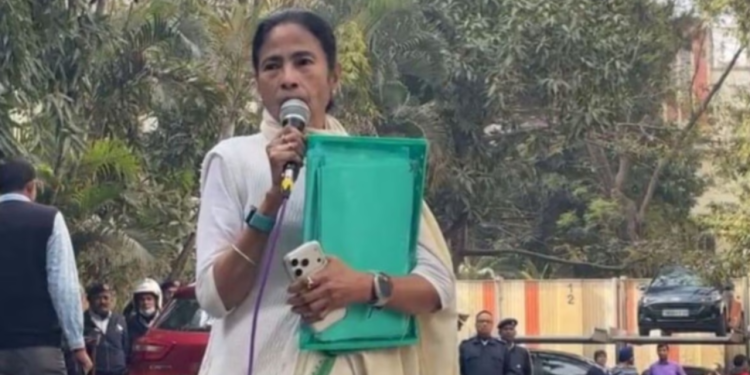 कोलकाता में ED-I-PAC छापे का हाई वोल्टेज ड्रामा: ममता बनर्जी मौके पर पहुंचीं, BJP बोली ‘बंगाल के लिए काला दिन’