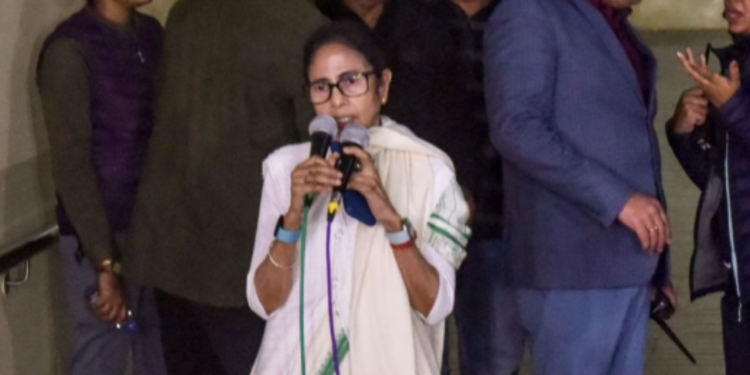 कोलकाता में ED-I-PAC छापे का हाई वोल्टेज ड्रामा: ममता बनर्जी मौके पर पहुंचीं, BJP बोली ‘बंगाल के लिए काला दिन’