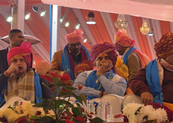 धनंजय सिंह और करण भूषण सिंह की मुलाकात: नंदिनी निकेतन में पैर छूने का पल!