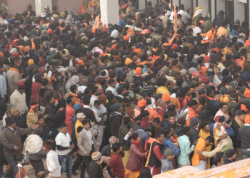 अयोध्या राम मंदिर में सुरक्षा चूक: कश्मीरी व्यक्ति द्वारा नमाज पढ़ने की कोशिश, हिरासत में लिया गया!