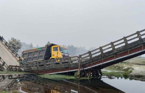 पश्चिम बंगाल के कूच बिहार में गिरा पुल, वीडियो वायरल