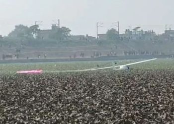 सेना का ट्रेनिंग एयरक्राफ्ट शहर के बीचों-बीच तालाब में क्रैश!