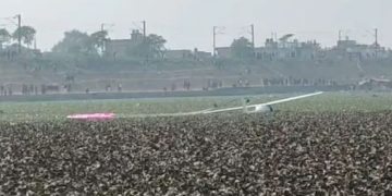 सेना का ट्रेनिंग एयरक्राफ्ट शहर के बीचों-बीच तालाब में क्रैश!