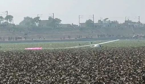 सेना का ट्रेनिंग एयरक्राफ्ट शहर के बीचों-बीच तालाब में क्रैश!