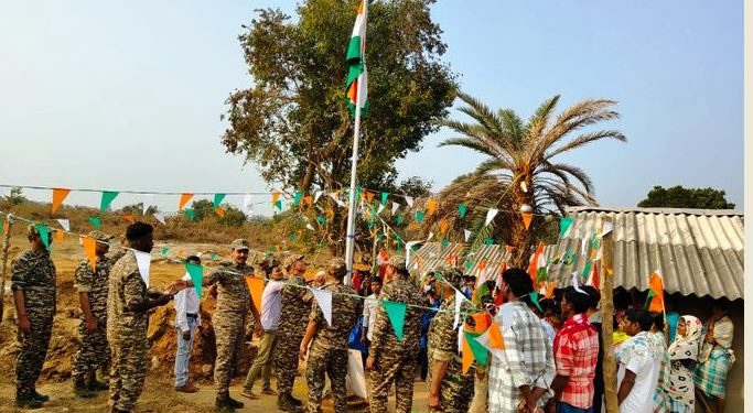 बस्तर में लोकतंत्र की नई सुबह: 47 गांवों में पहली बार फहराया गया तिरंगा