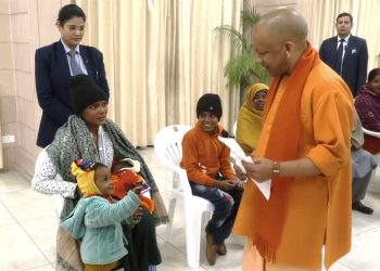 एक मां की फरियाद, दो मासूम बेटियों की आंखें और सीएम योगी