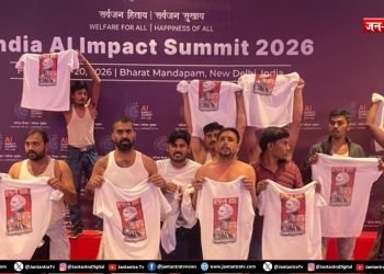 बीजेपी के तीन शब्द: ‘Topless, Brainless, Shameless’