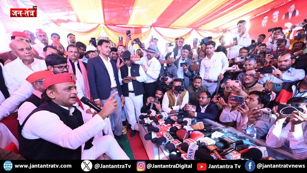 अखिलेश का तीखा वार: रामभद्राचार्य पर केस वापस लेना मेरी भूल