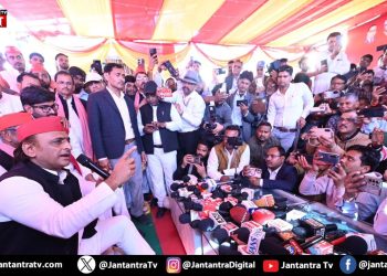 अखिलेश का तीखा वार: रामभद्राचार्य पर केस वापस लेना मेरी भूल