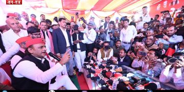 अखिलेश का तीखा वार: रामभद्राचार्य पर केस वापस लेना मेरी भूल