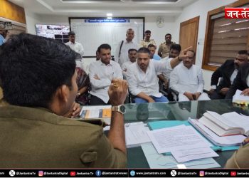 बारामती में रोहित पवार पहुंचे थाने, DGCA के खिलाफ FIR की मांग