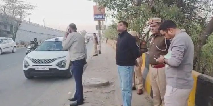 पीरागढ़ी फ्लाईओवर पर टवेरा में 3 शव: पुलिस जांच में जुटी…