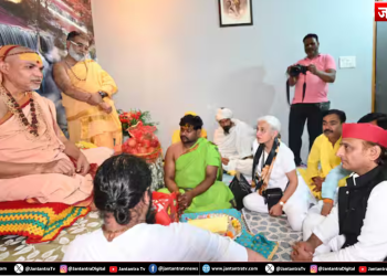 ‘असली संतों के आशीर्वाद से होगा नकली संतों का अंत’: अखिलेश यादव