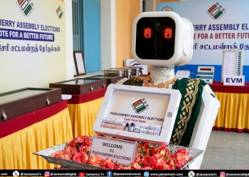 मतदान केंद्र पर ‘नीला’ रोबोट का जादू, मतदाताओं का किया अनोखा स्वागत